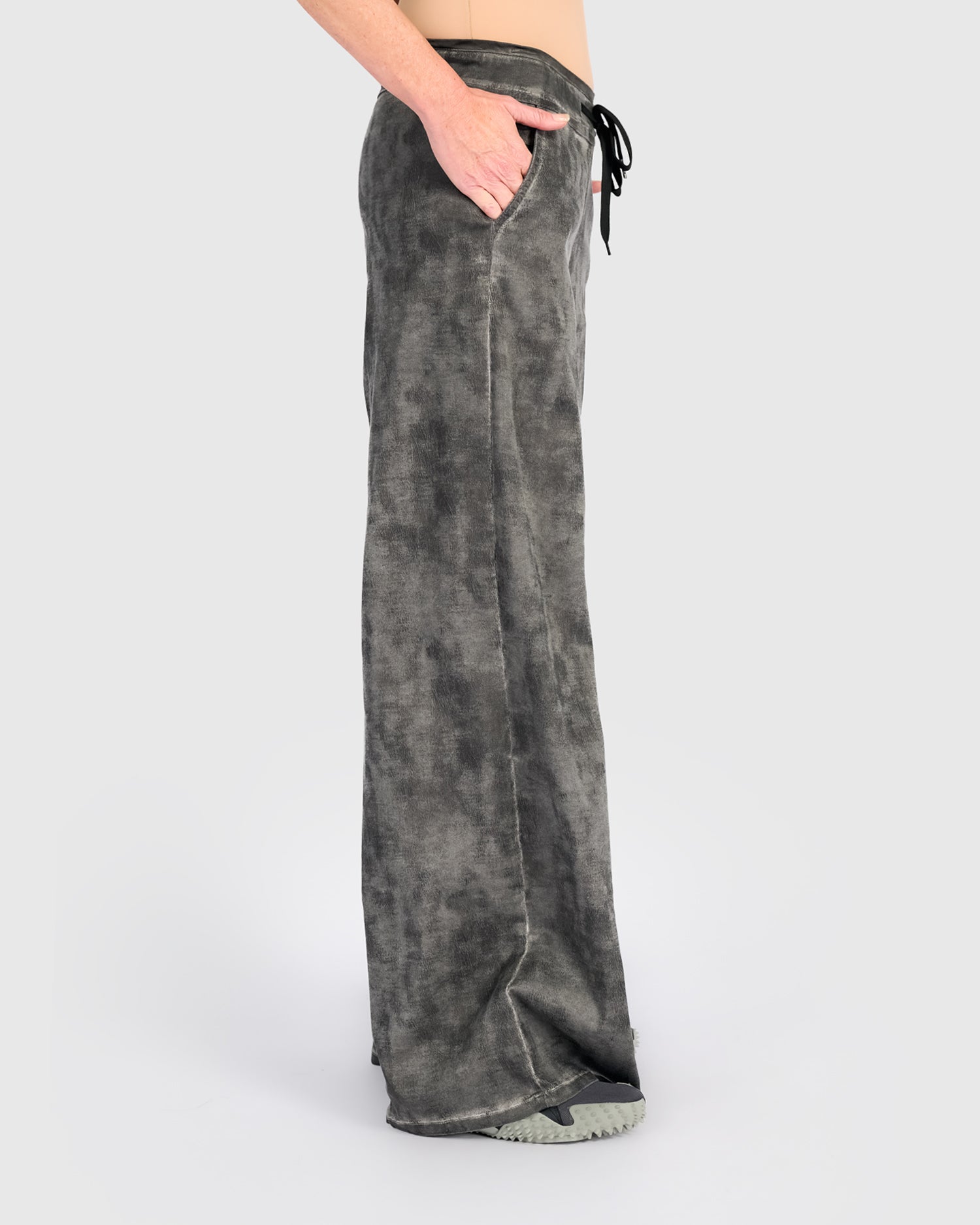 alembika-stone-wash-wide-leg-stretch-jeans-smoke image 4