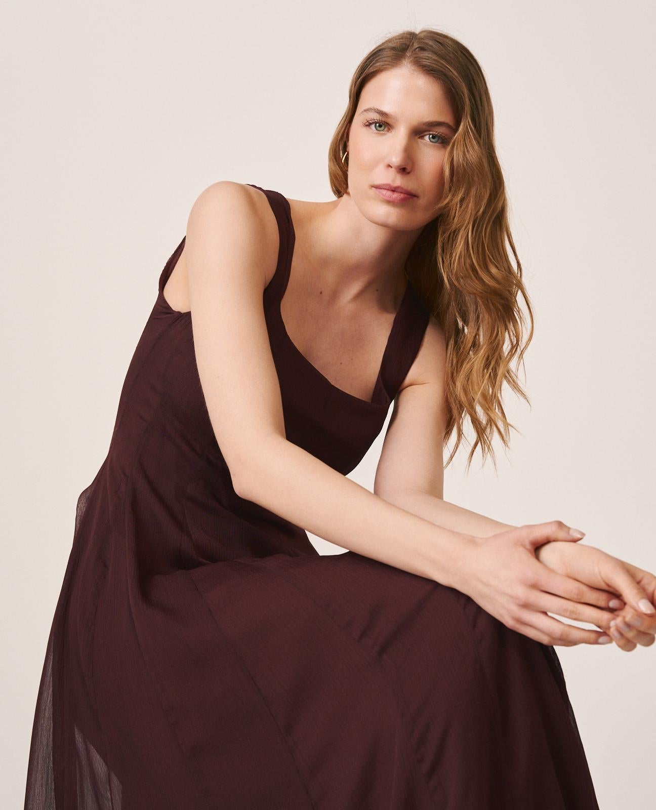 alma-en-pena-midi-chiffonkleid-mit-glockenrock-braun-langes-kleid image 5