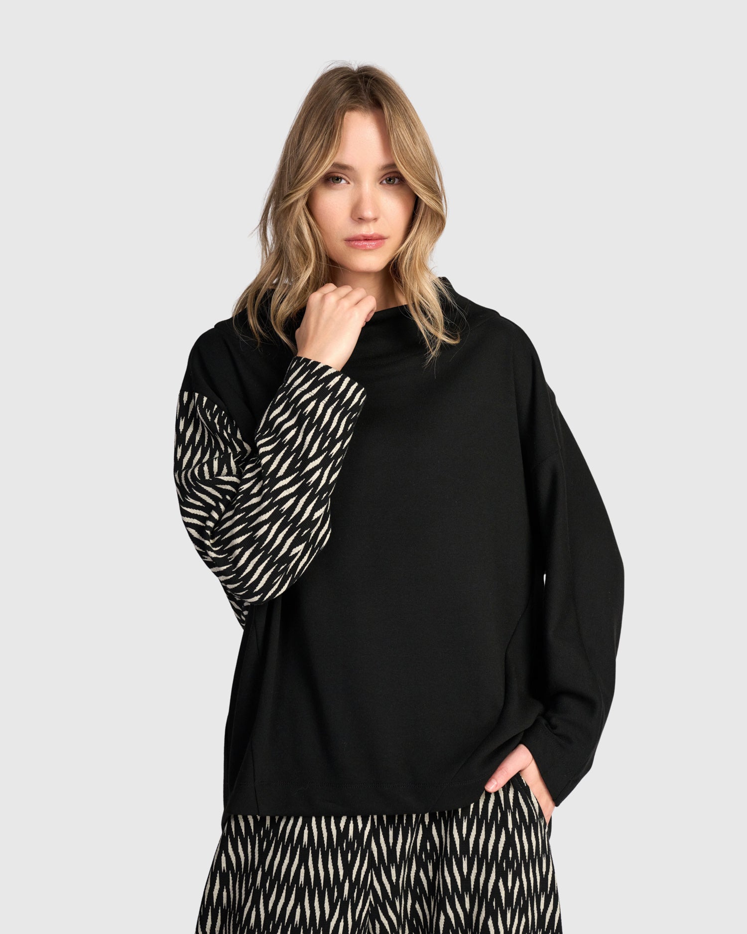 alembika-cadence-funnel-pullover-schwarz-zebra image 3