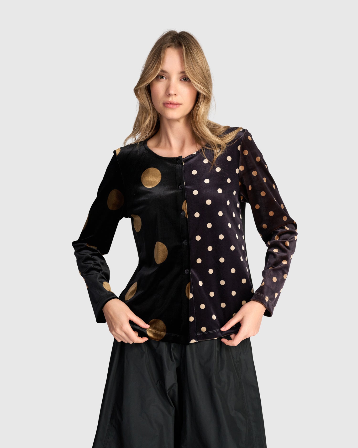 alembika-andromeda-velvet-cardigan-strickjacke-black-gold-dot image 1
