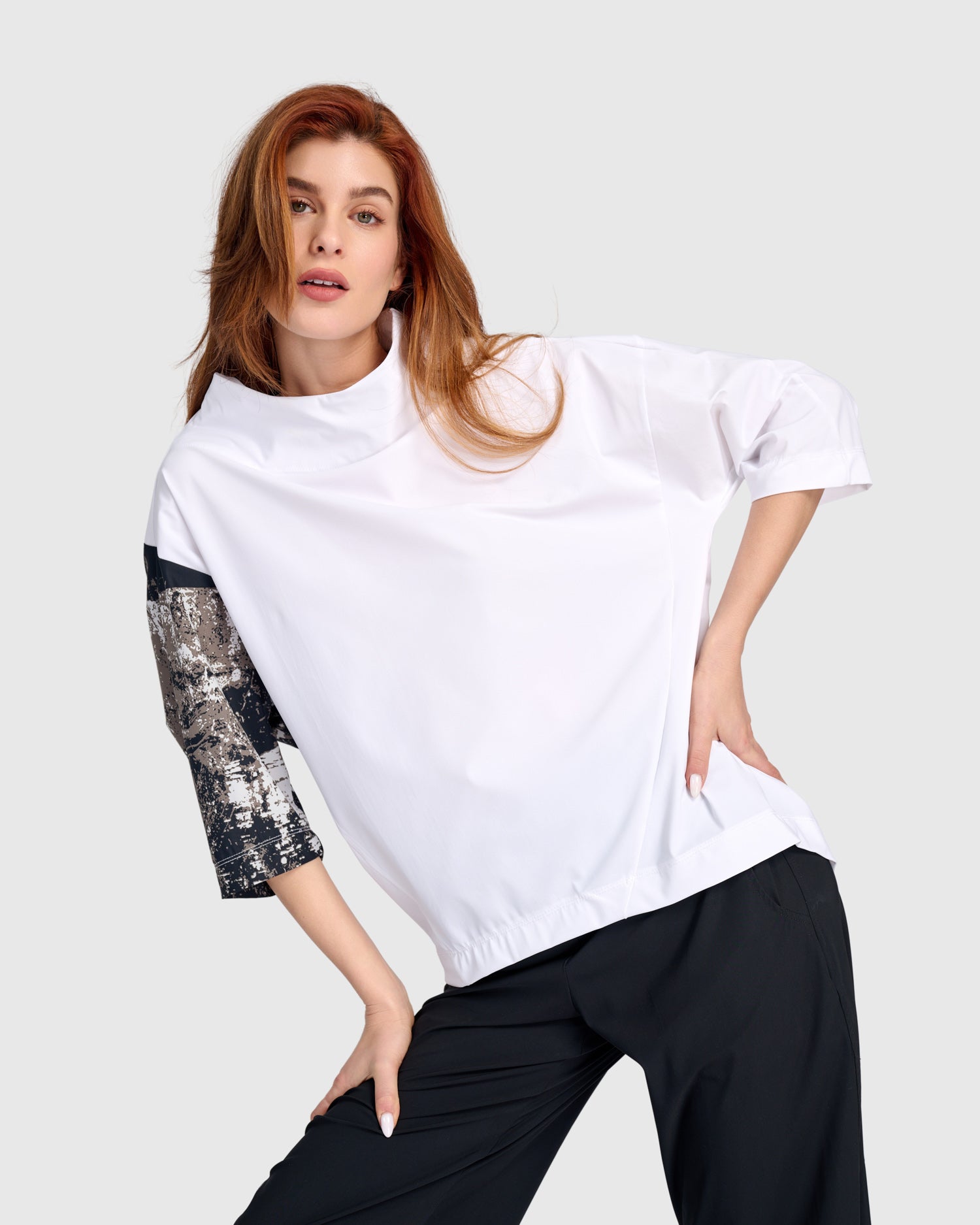 alembika-tekbika-funnel-pullover-top-white-graphic-damen image 1