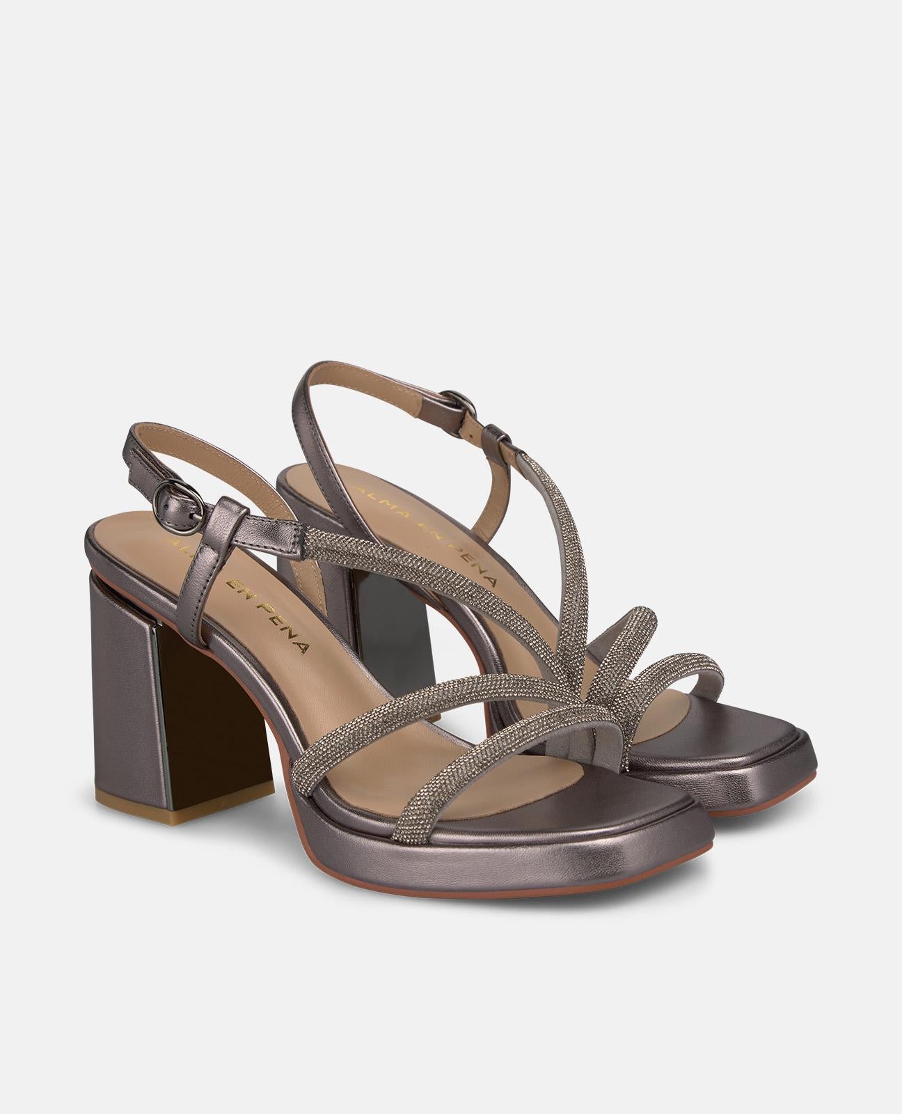 alma-en-pena-metallic-strap-sandals-sandaletten-mit-8-5-cm-blockabsatz-in-silber image 2