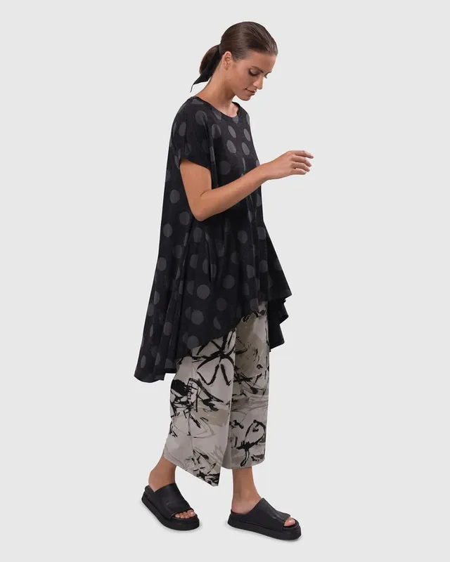 alembika-urban-hi-lo-top-circles-baumwoll-top-mit-taschen image 1