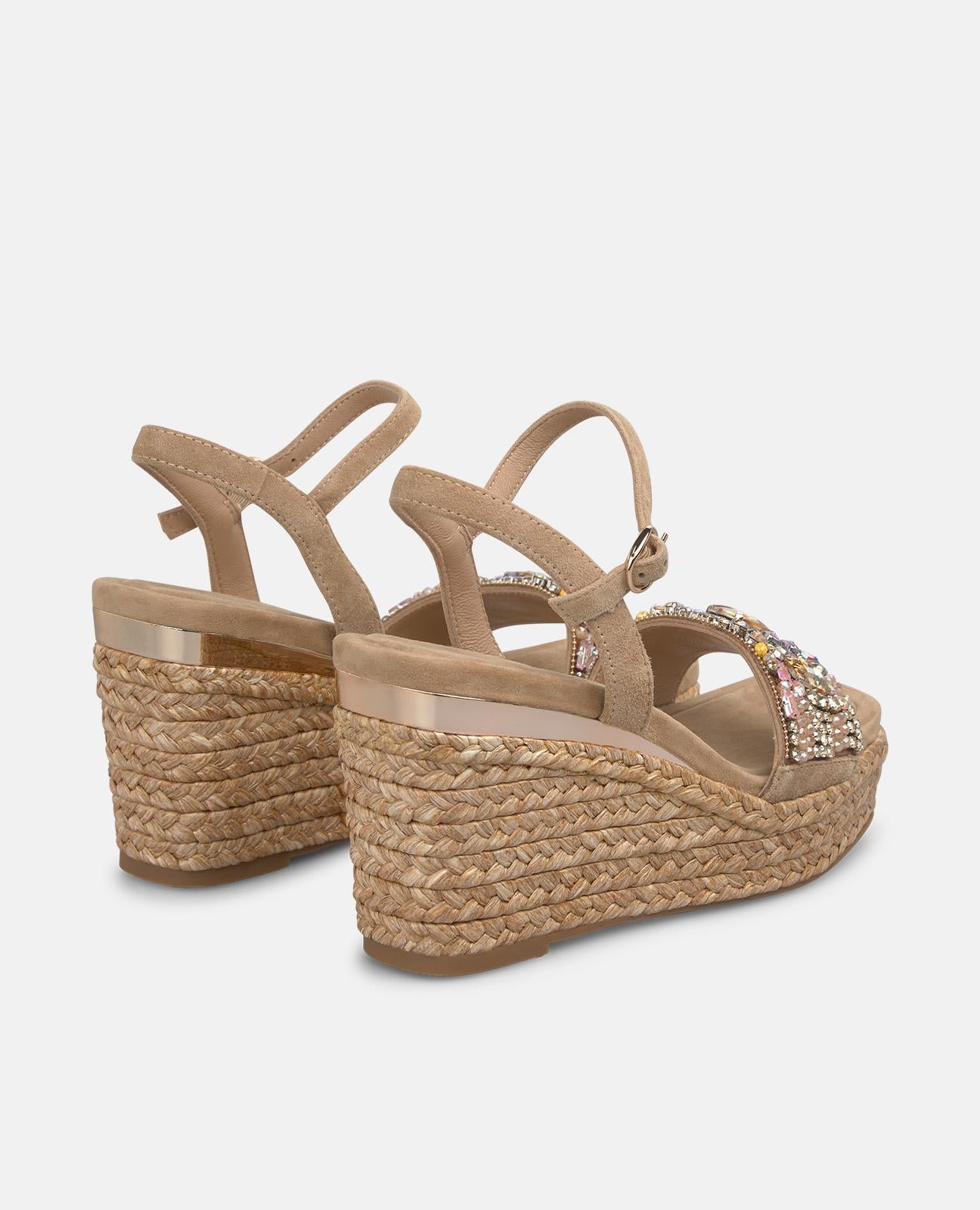 alma-en-pena-keilsandalette-esparto-arena-9-cm-mit-strass-riemen image 3