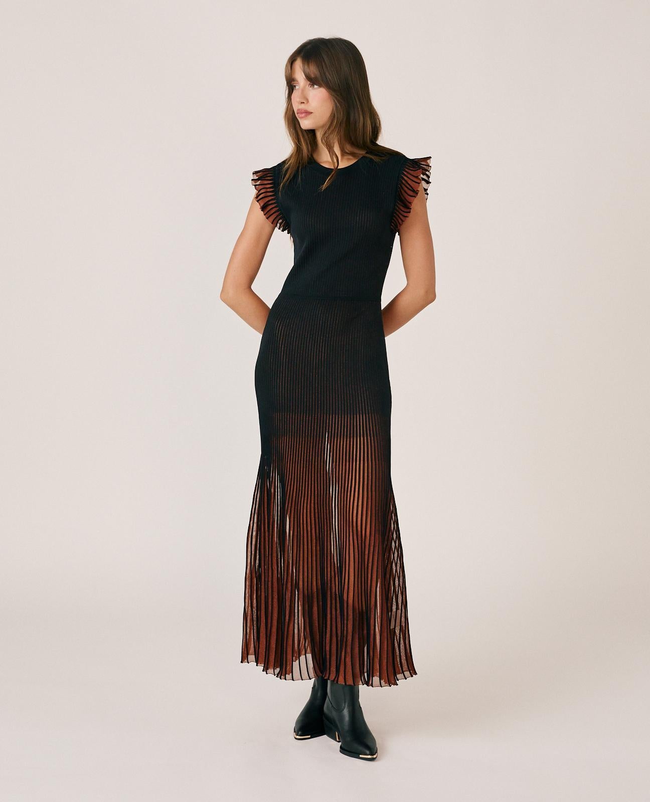 alma-en-pena-ribbed-midi-kleid-schwarz-mit-fransen-figurbetont image 4