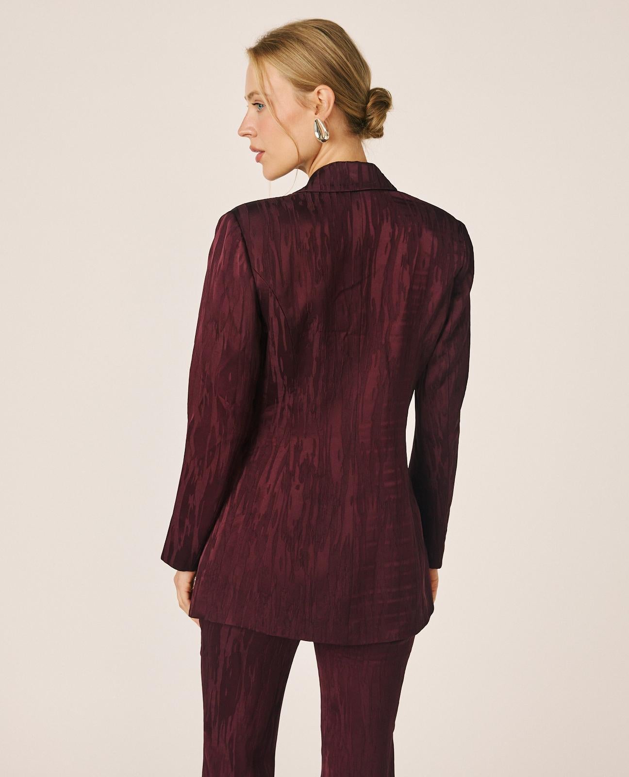 alma-en-pena-blazer-aus-satin-jacquard-bordeaux-zweireihig-wickel-optik image 6