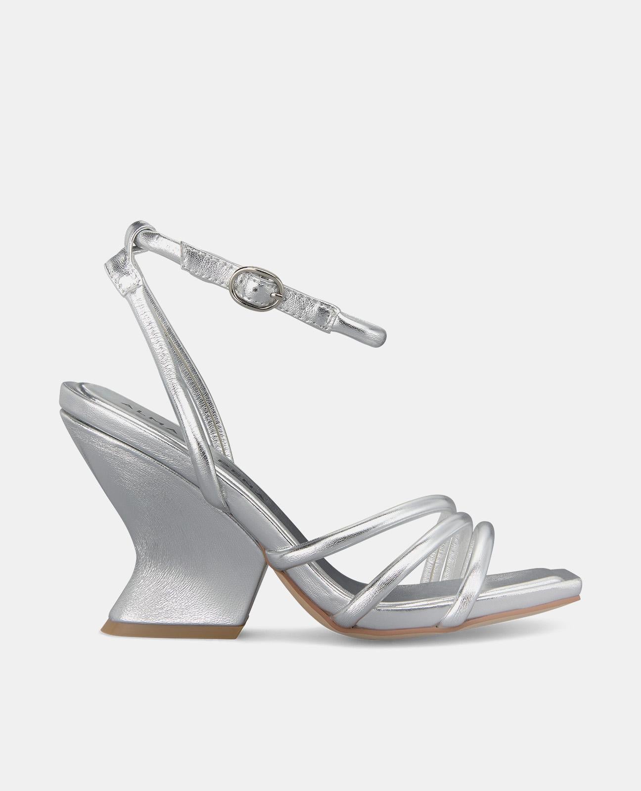 alma-en-pena-sandal-damen-sandalen-silber-riemchen-curved-heel-9cm image 1