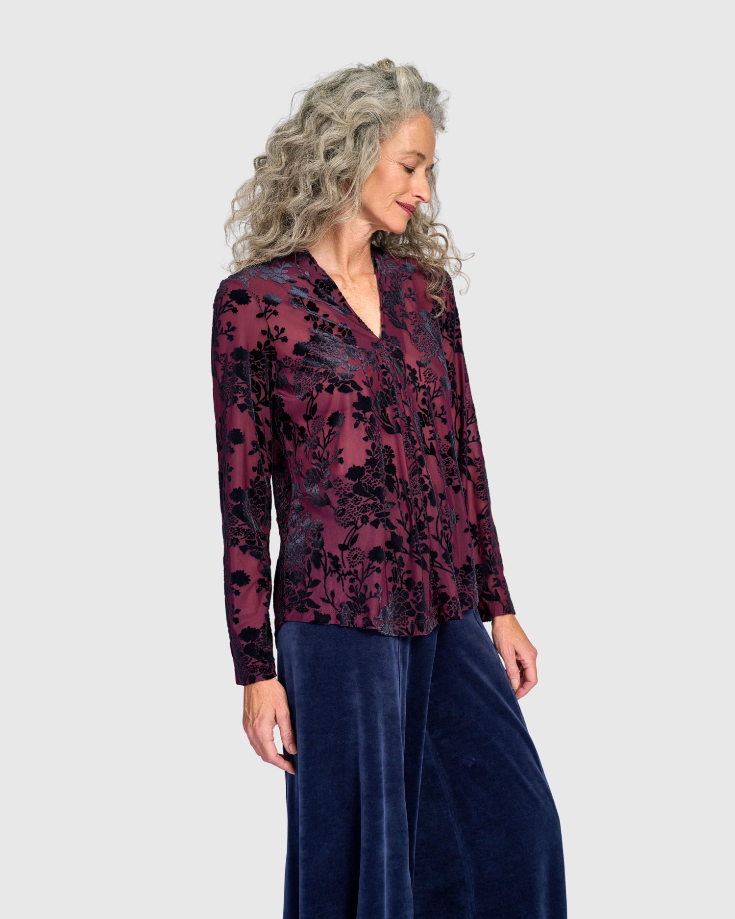 alembika-rosette-v-neck-top-wine-samt-langarmshirt image 2