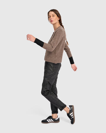 alembika-blackbird-cardigan-hazelnut-black-cropped-strickjacke image 4