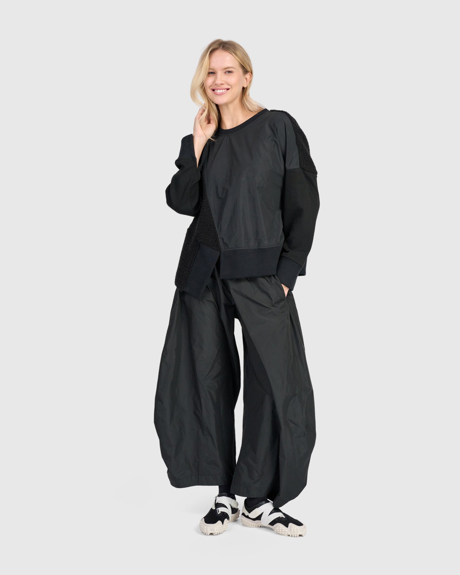 alembika-balloon-swish-pants-damen-schwarz-taffeta-ballonhose image 7