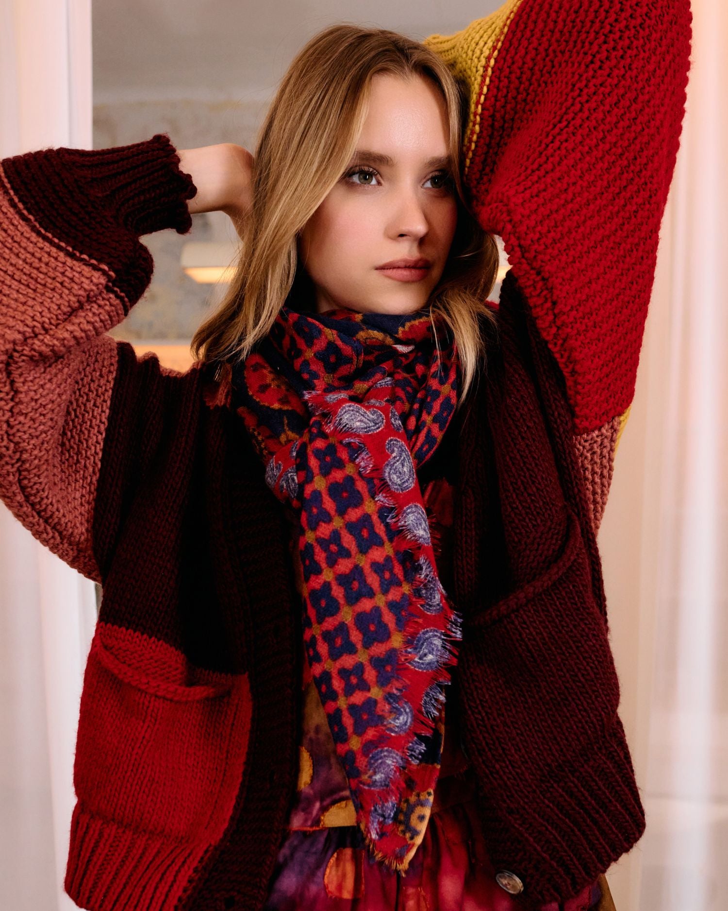 alembika-fairground-paisley-scarf-crimson-wollschal-178x142-cm image 5