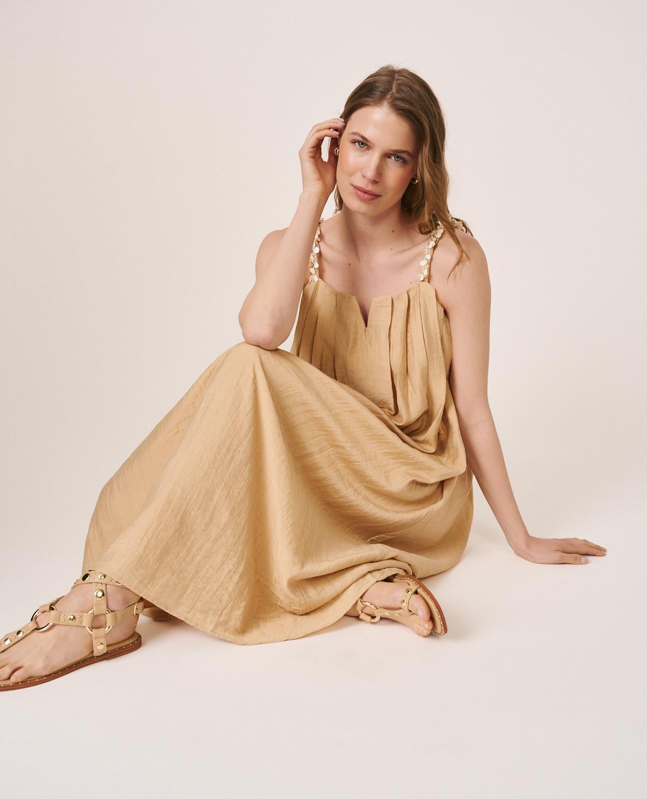 alma-en-pena-flowing-langes-midikleid-in-dorado-mit-v-ausschnitt image 1