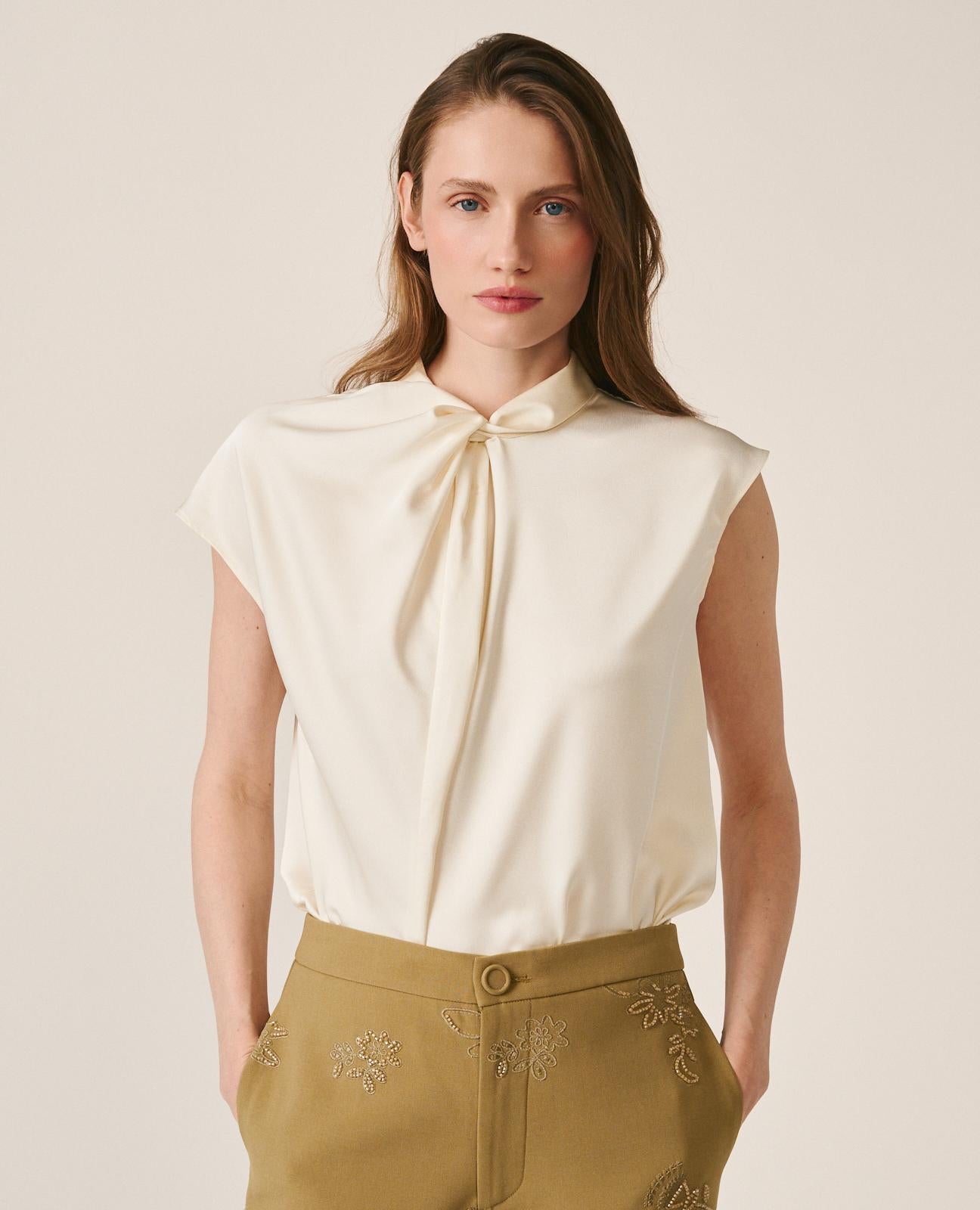 alma-en-pena-satin-plain-blouse-wei-e-rmellose-satin-bluse-mit-drap-ausschnitt image 3