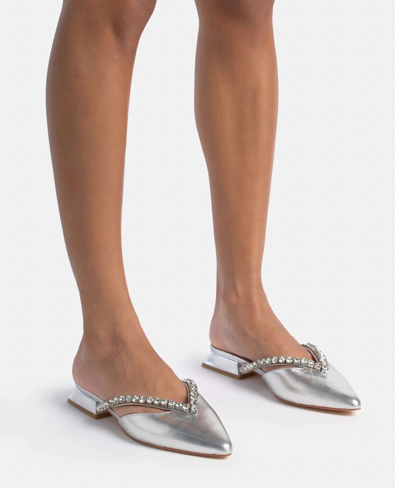 alma-en-pena-flat-shoe-with-straps-spangen-mules-silber-2-cm image 4