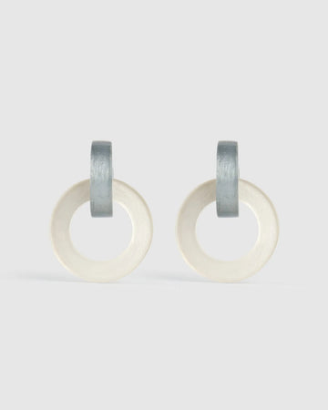 alembika-circle-duet-ohrringe-frost-doppel-creolen-aus-resin image 4