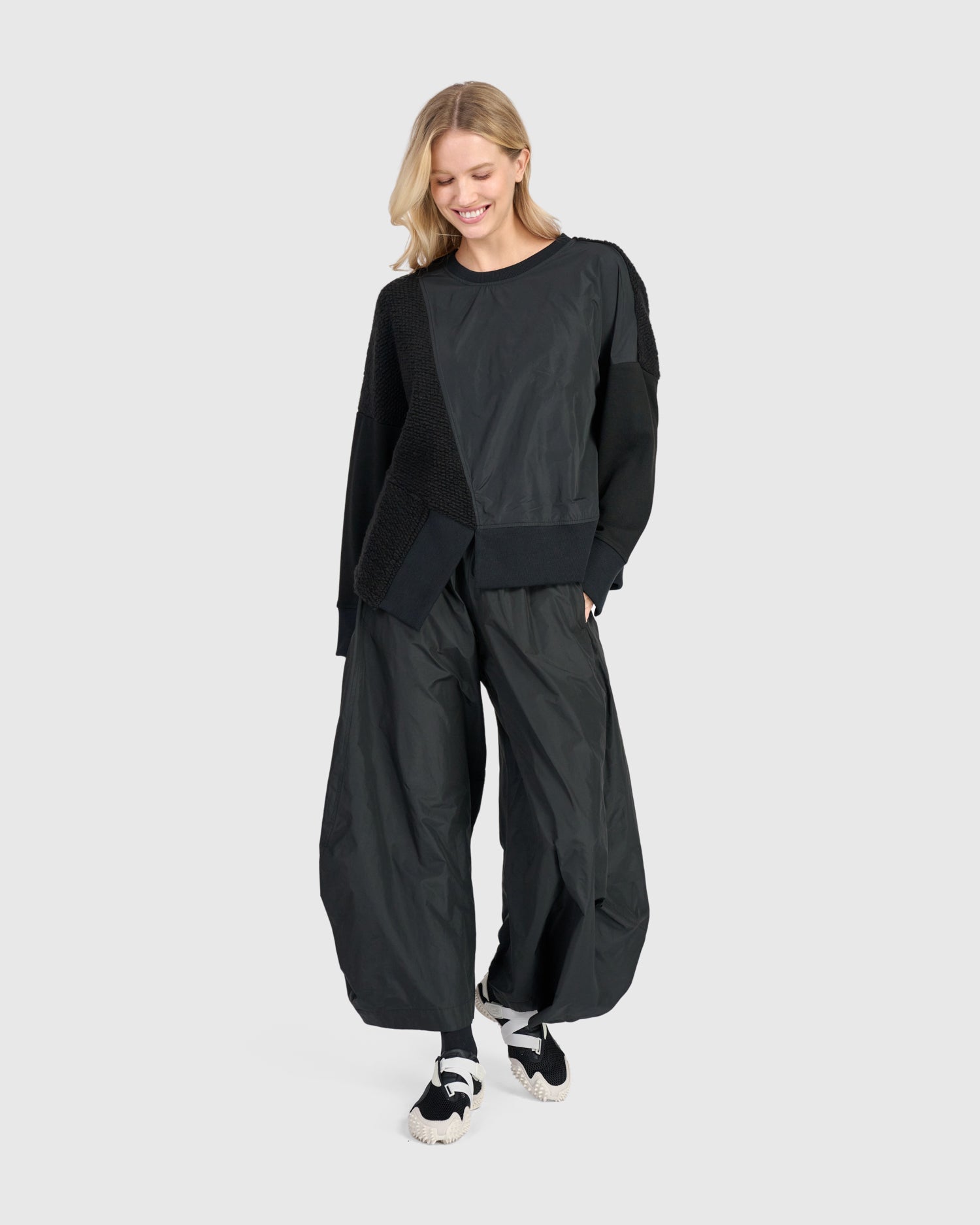 alembika-urban-havn-crewneck-top-schwarz image 3