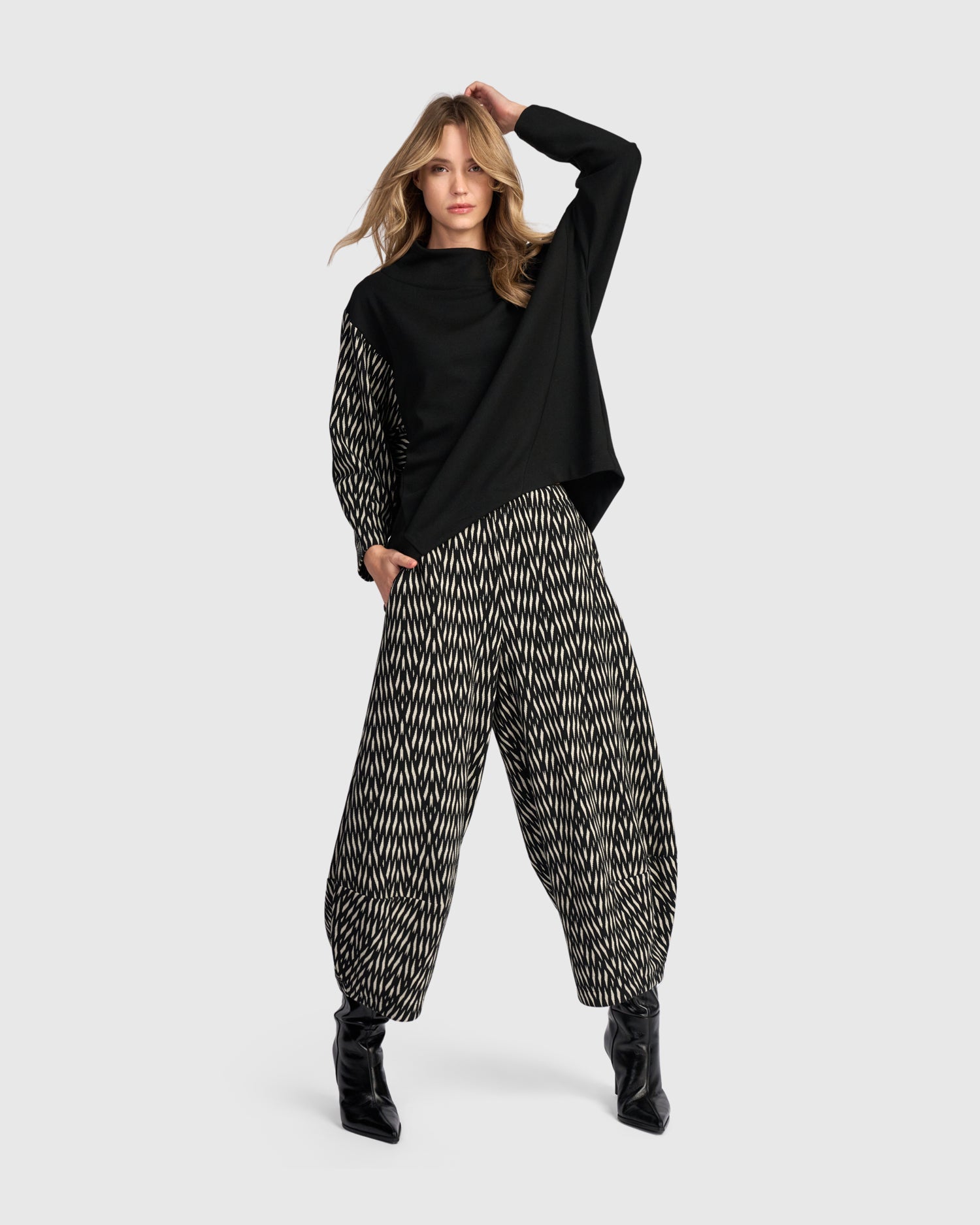 alembika-vector-lantern-pant-zebra-jacquard-hose-weit image 2