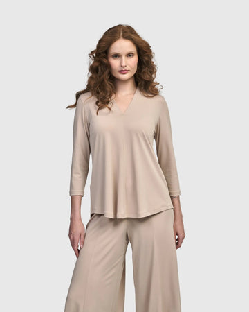 alembika-essential-v-neck-top-champagne-figurumspielendes-basis-shirt image 2