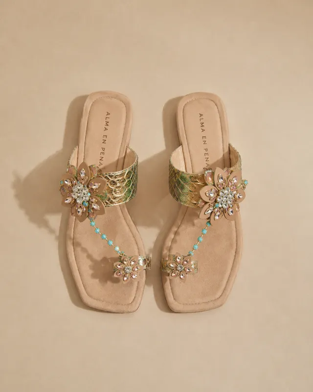 alma-en-pena-flache-t-riemen-sandalen-mit-perlenblume-arena image 1
