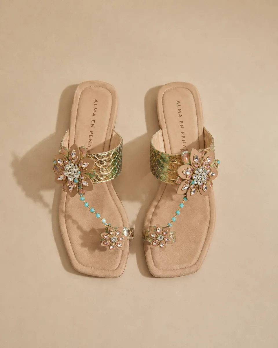 alma-en-pena-flache-t-riemen-sandalen-mit-perlenblume-arena image 1