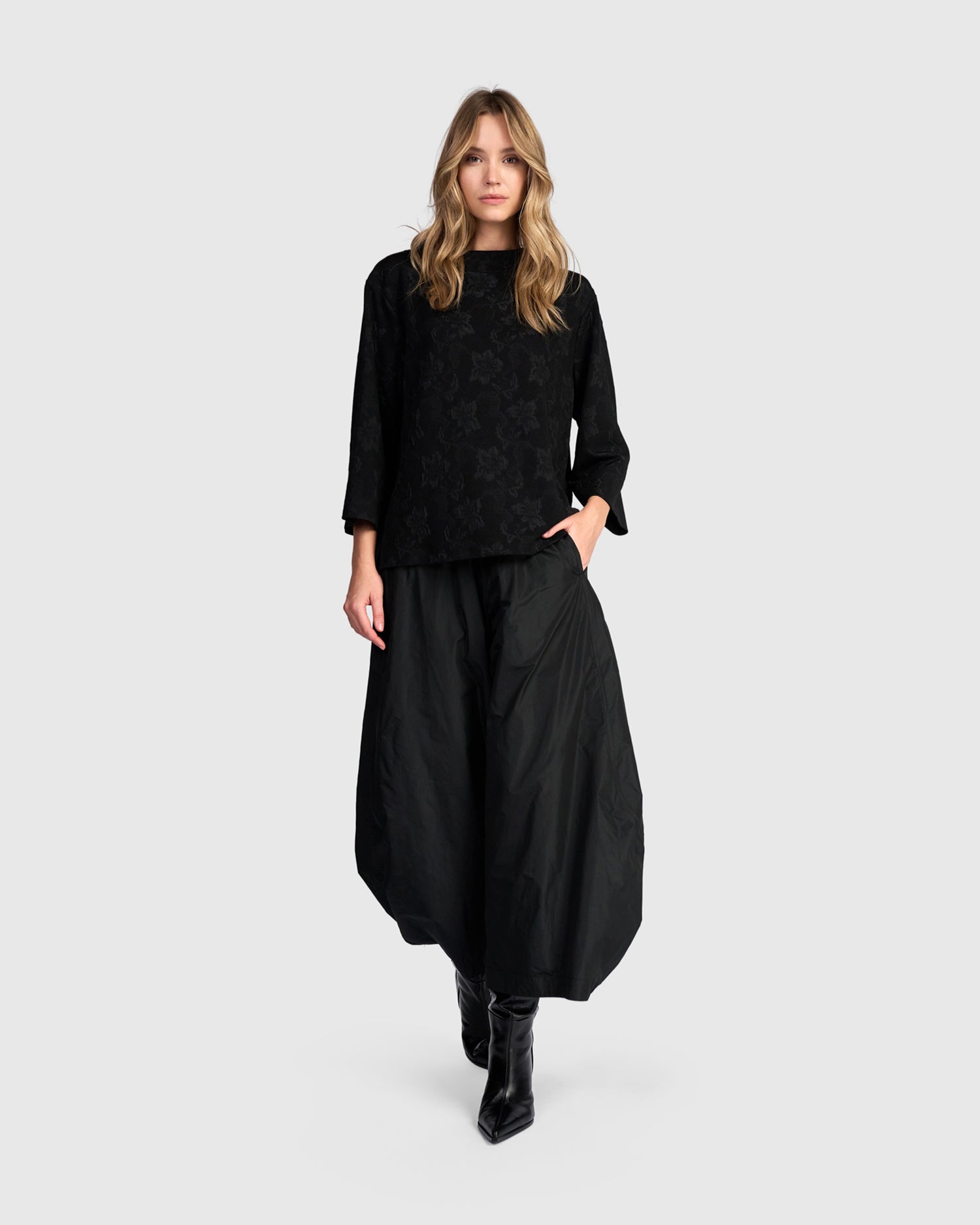 alembika-madrigal-top-damen-top-black-flora image 7