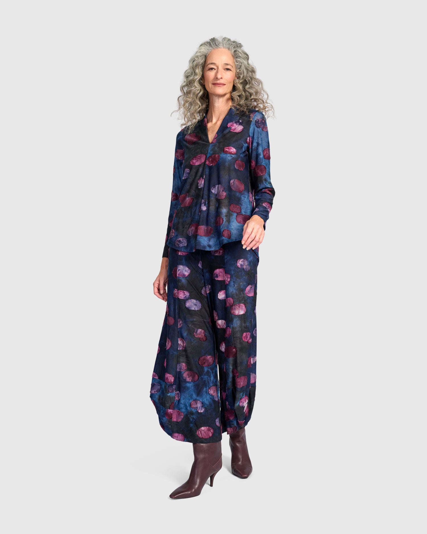 alembika-whirligig-v-neck-top-midnight-wine-langarm image 7