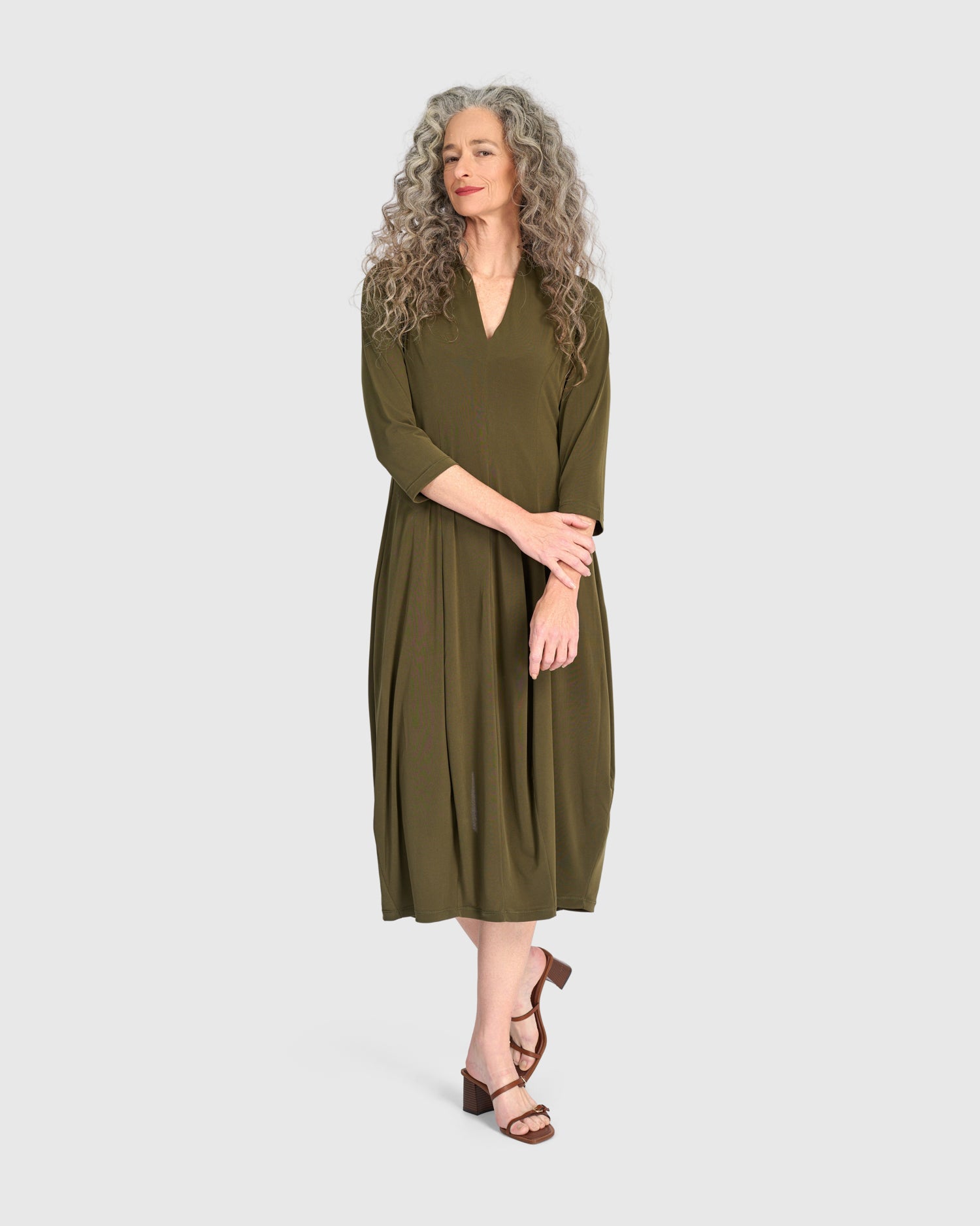 alembika-essential-slinky-cocoon-dress-khaki-kleid image 6