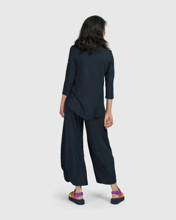 alembika-essential-v-neck-top-ocean-3-4-arm-shirt image 7