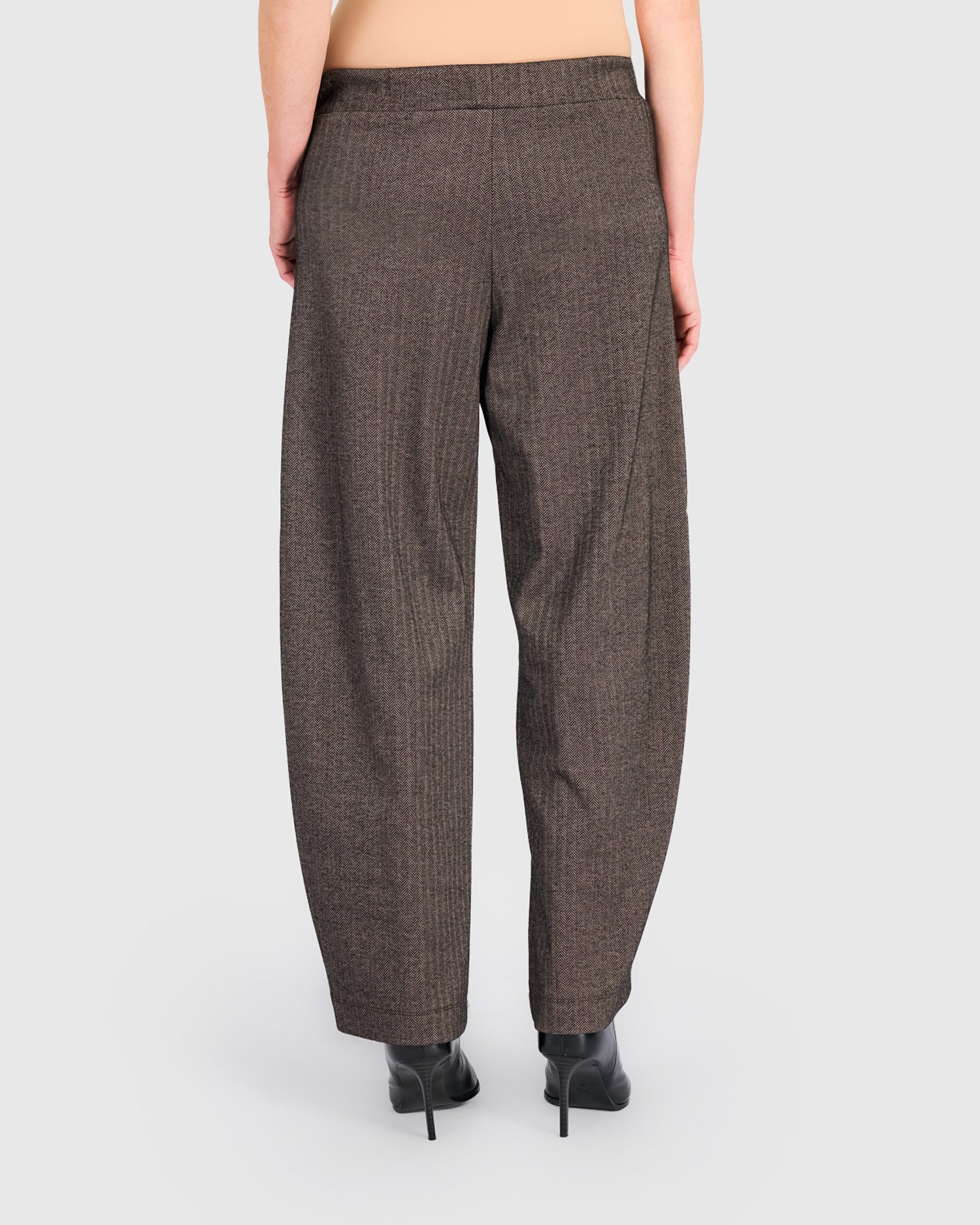 alembika-studio-pocket-herringbone-hose-taupe image 5