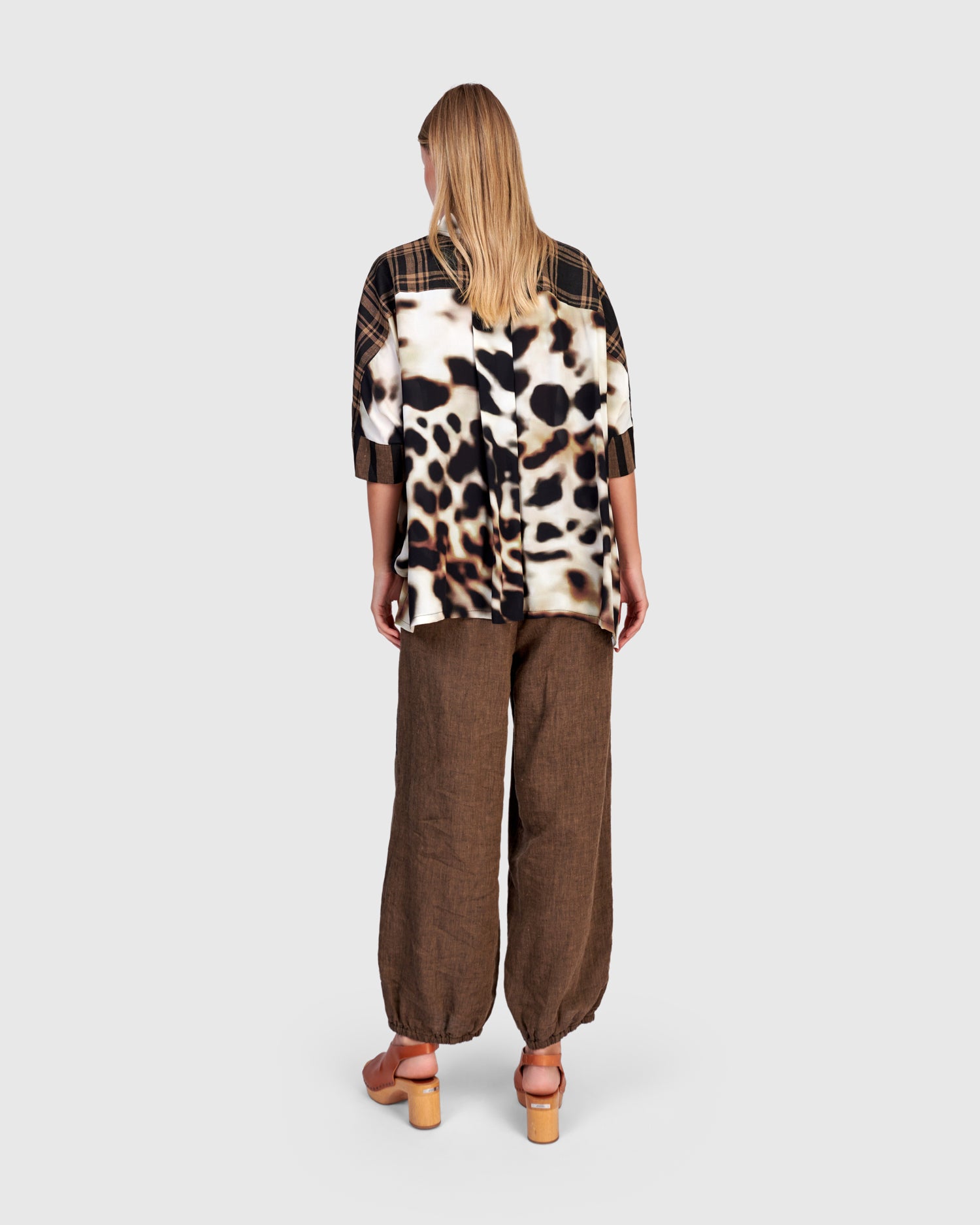 alembika-fawn-camp-shirt-bluse-in-leopard image 5