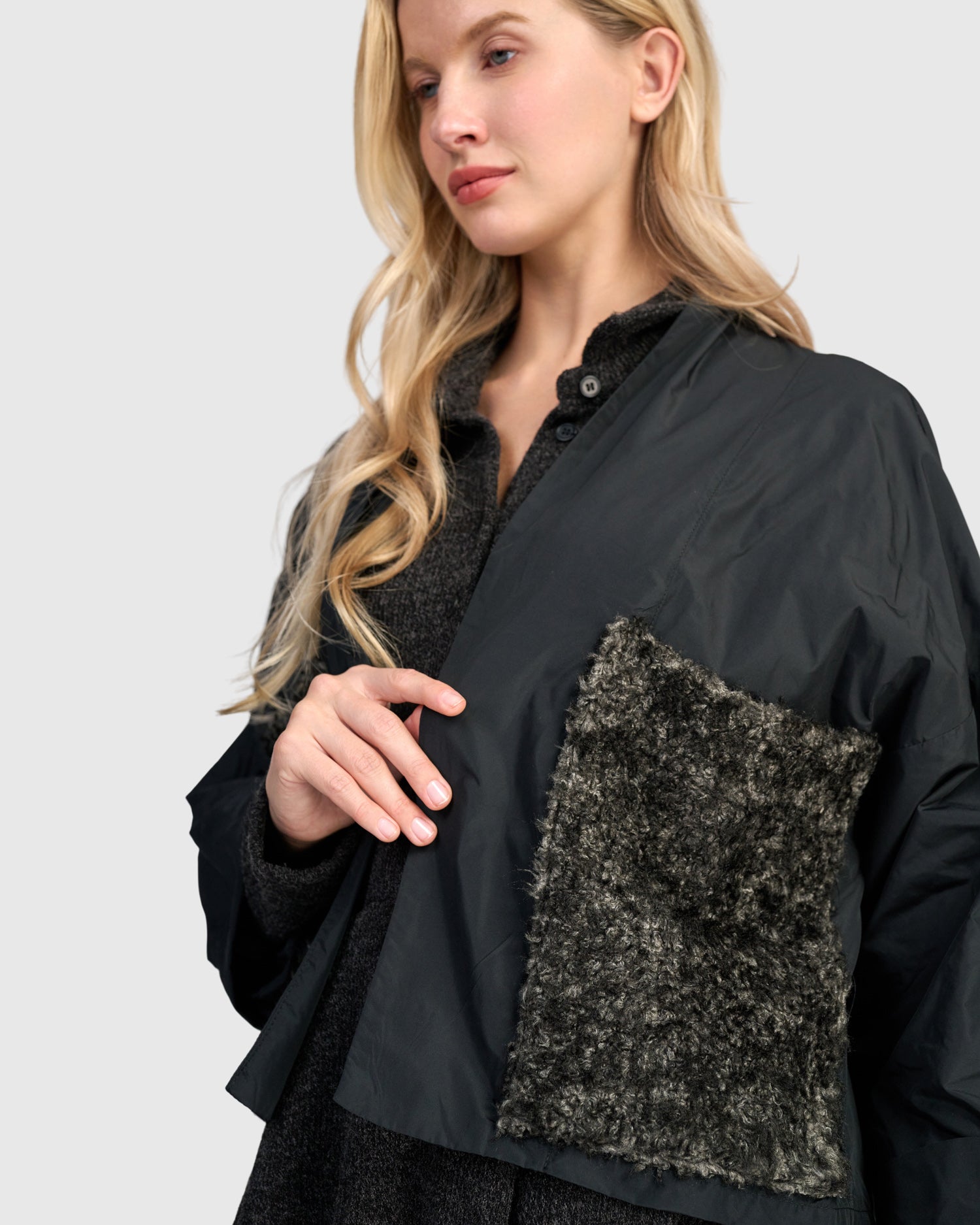 alembika-urban-basalt-jacke-schwarz-boxy-kurzjacke image 2