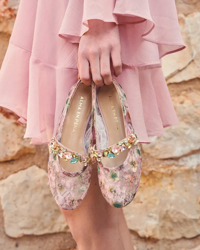 alma-en-pena-dancer-jewelry-detail-ballerinas-in-rosa-mit-schmuck-riemen image 1
