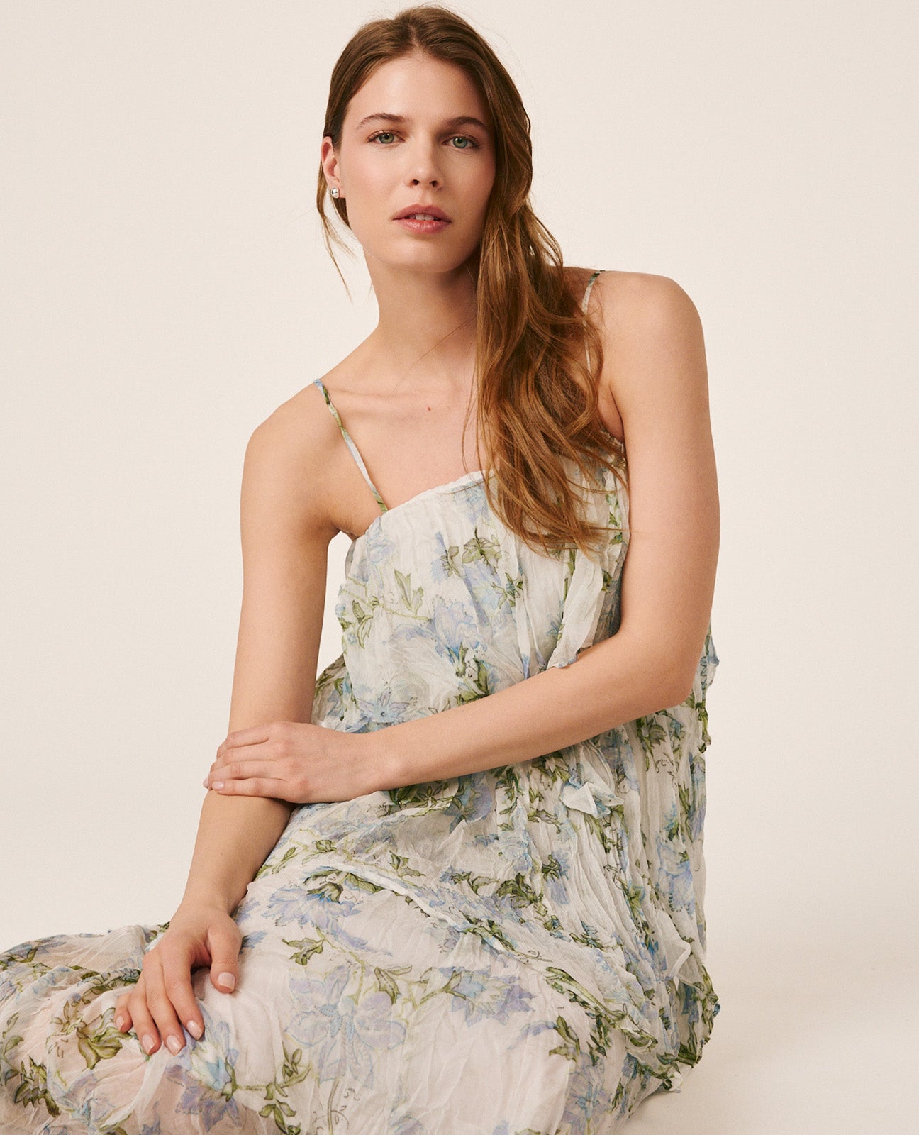 alma-en-pena-chiffonkleid-midi-blumen-blau-r-schen image 3