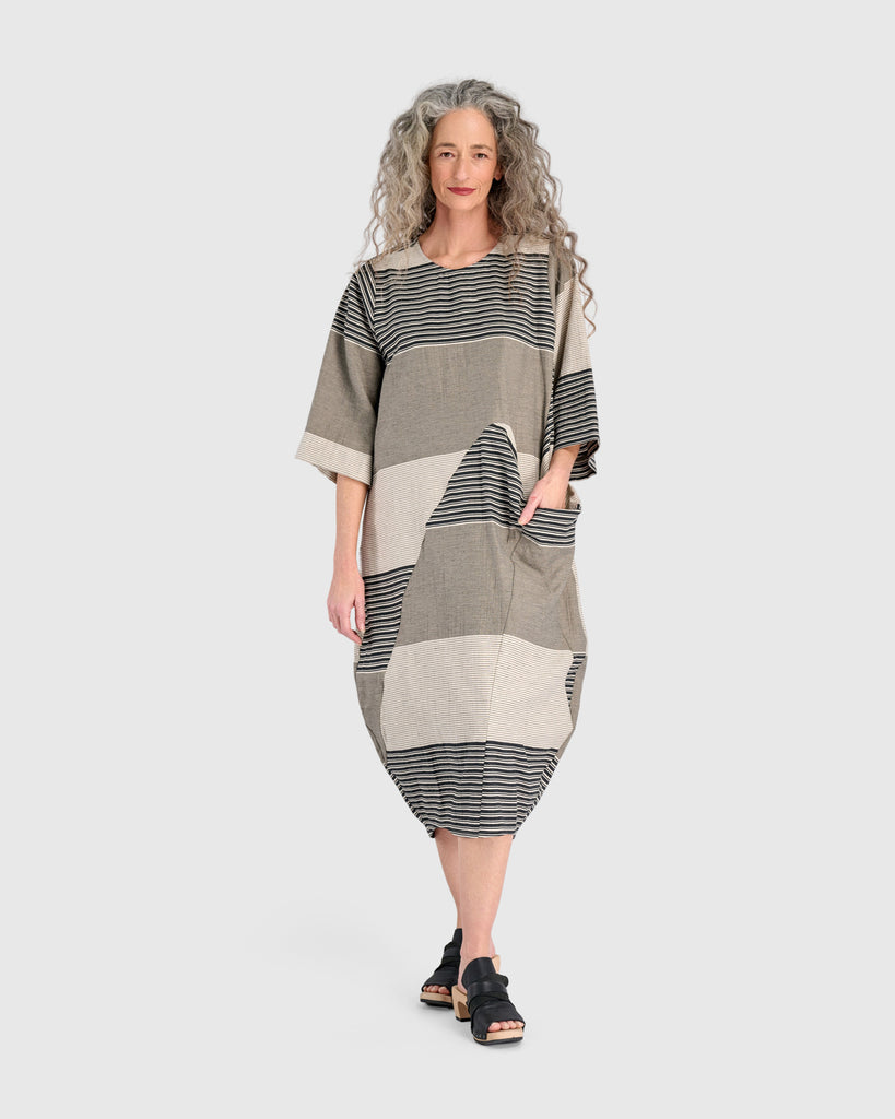 alembika-urban-unfurl-pocket-kleid-sand-stripes-relaxed image 1