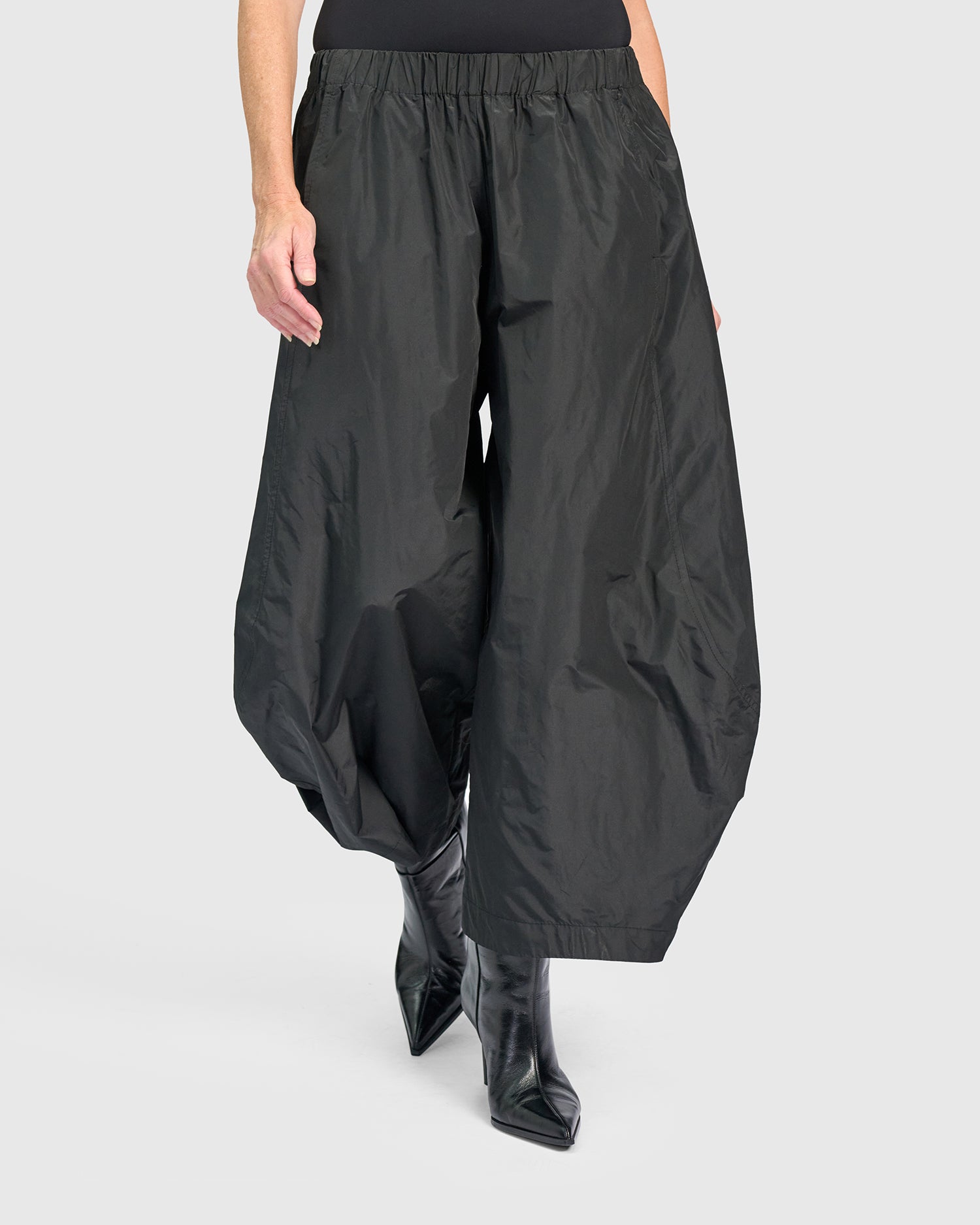 alembika-balloon-swish-pants-damen-schwarz-taffeta-ballonhose image 4