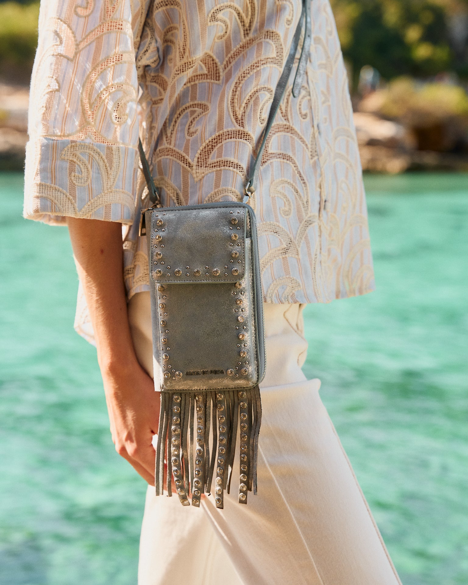 alma-en-pena-natalia-rhinestone-clutch-bag-leder-umh-ngetasche-blau image 3