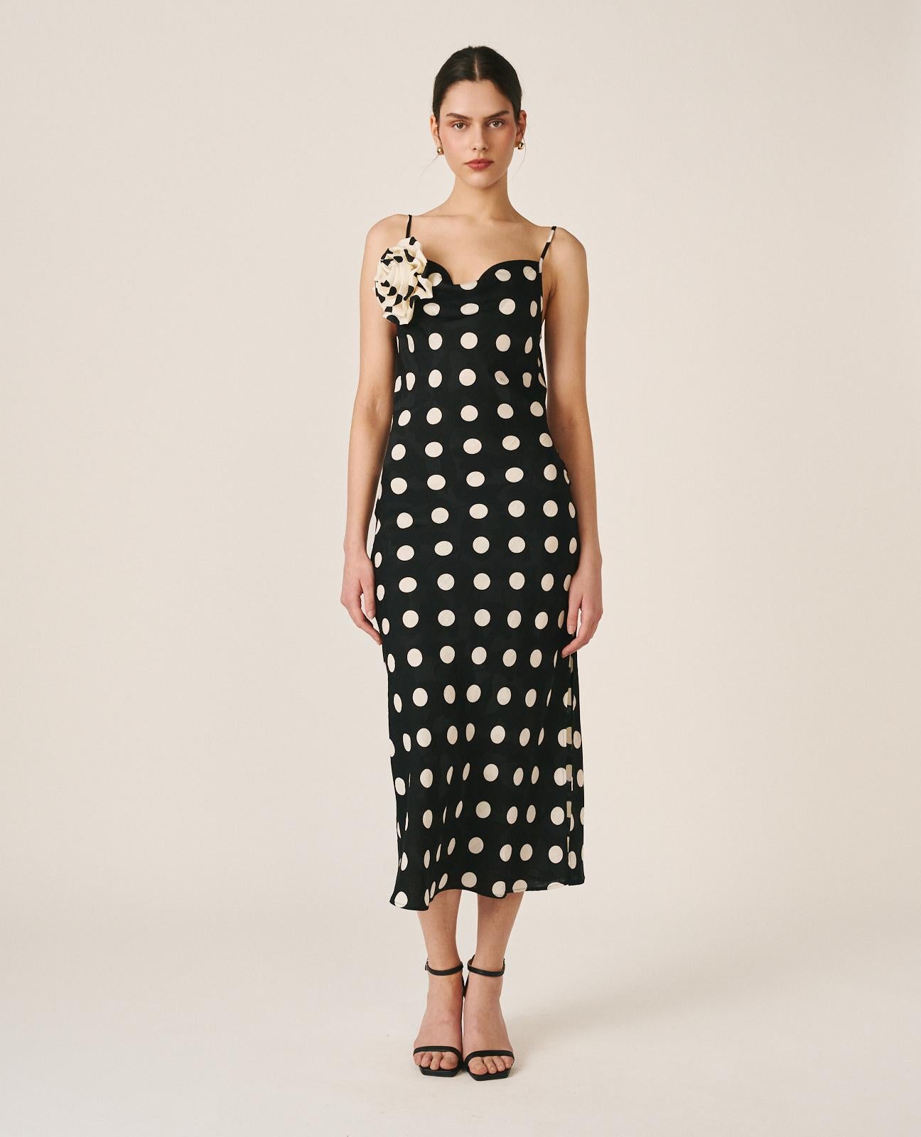 alma-en-pena-polka-dot-dress-schwarz-midi-satinkleid-rmellos image 3