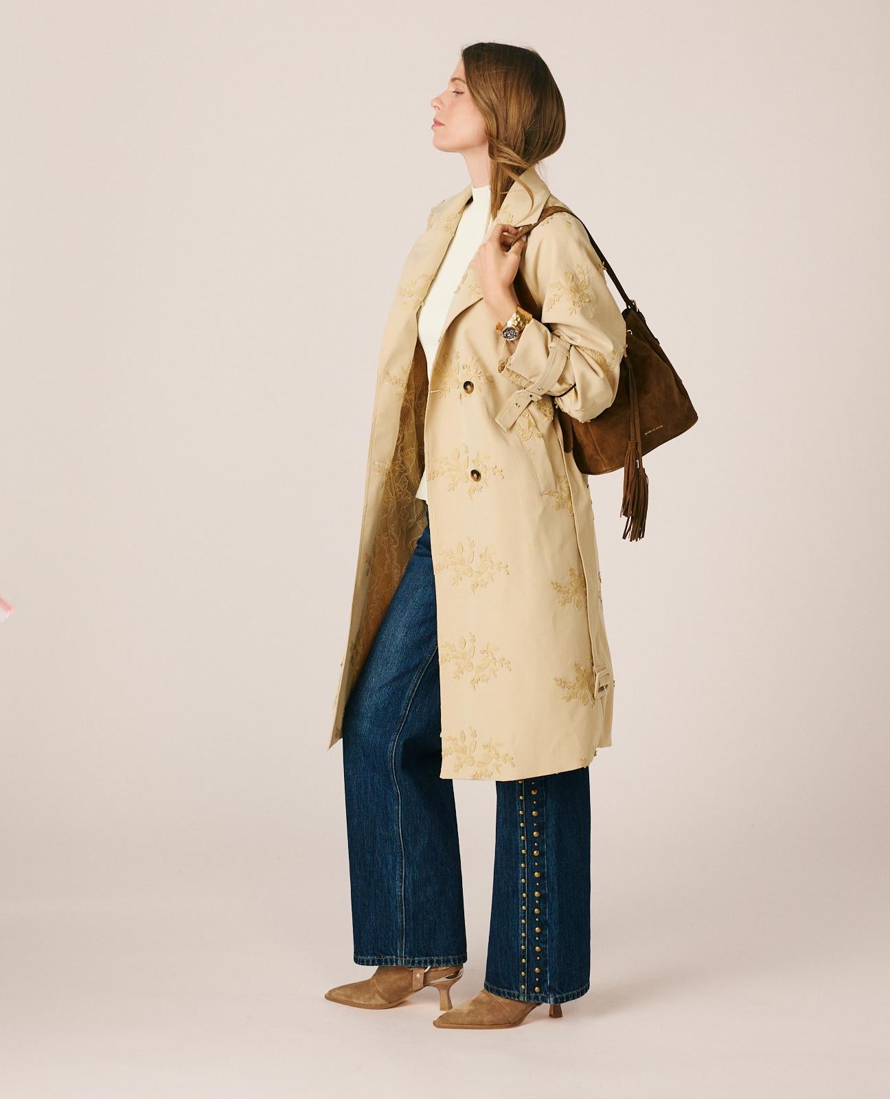 alma-en-pena-trenchcoat-beige-3-4-l-nge-mit-blumenstickerei-und-g-rtel image 2