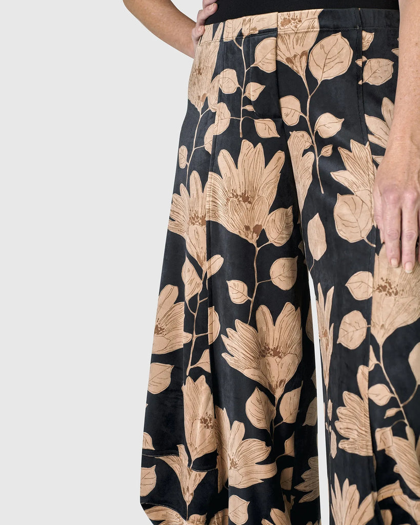 alembika-tessa-velvet-punto-pants-floral-samthose-mit-poufsaum image 1