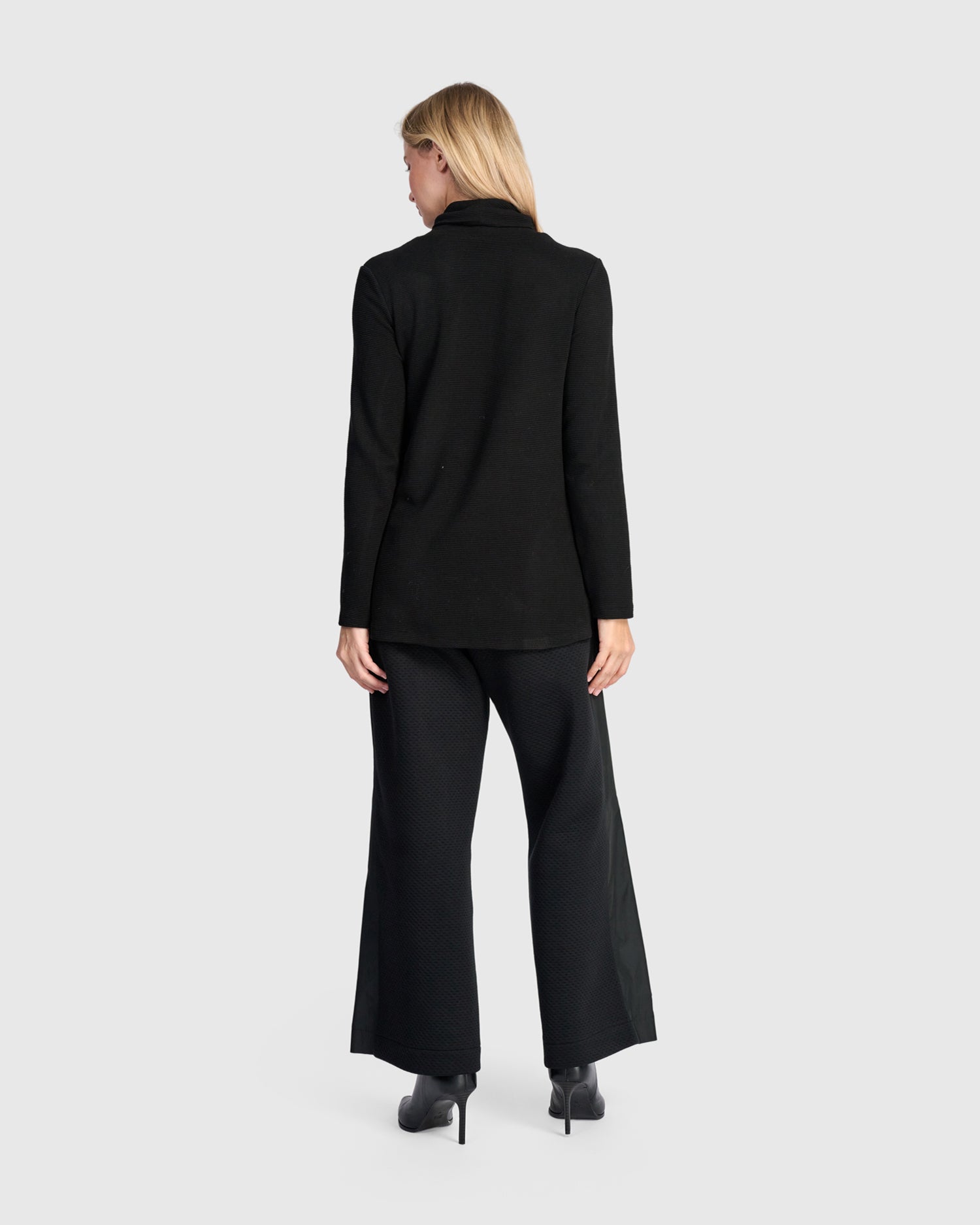alembika-urban-ribbed-pockets-turtleneck-black-tunika image 5
