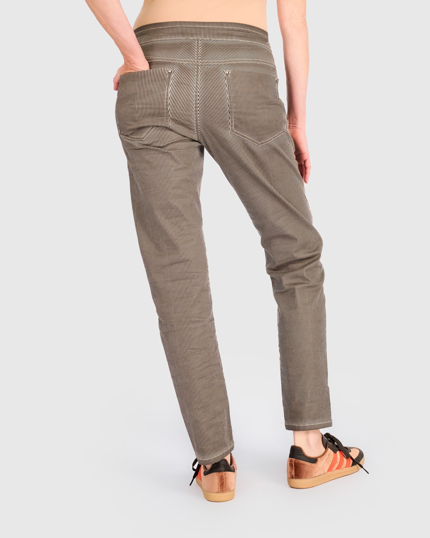 alembika-pinstripe-iconic-stretch-jeans-light-khaki image 4