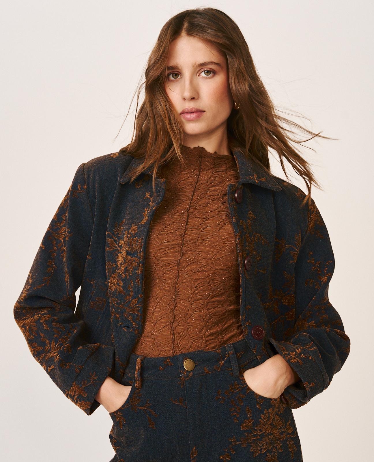 alma-en-pena-floral-denim-jacket-jeansjacke-mit-blumen-flockvelours-blau image 3