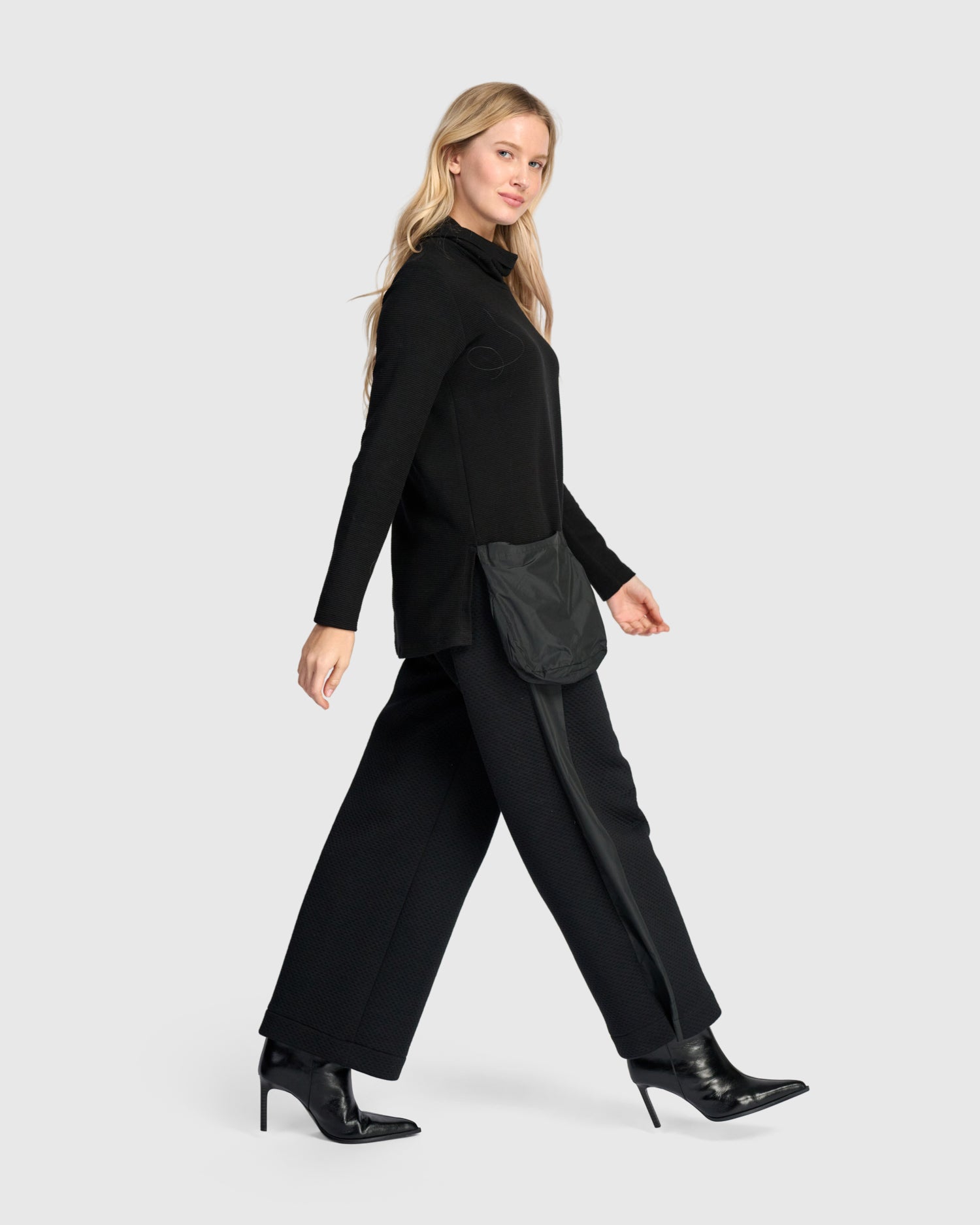 alembika-urban-ribbed-pockets-turtleneck-black-tunika image 4