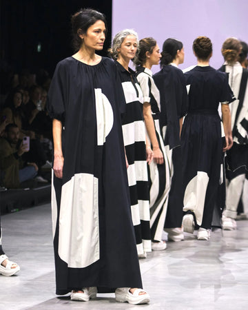 alembika-debbie-muumuu-kleid-mono image 2