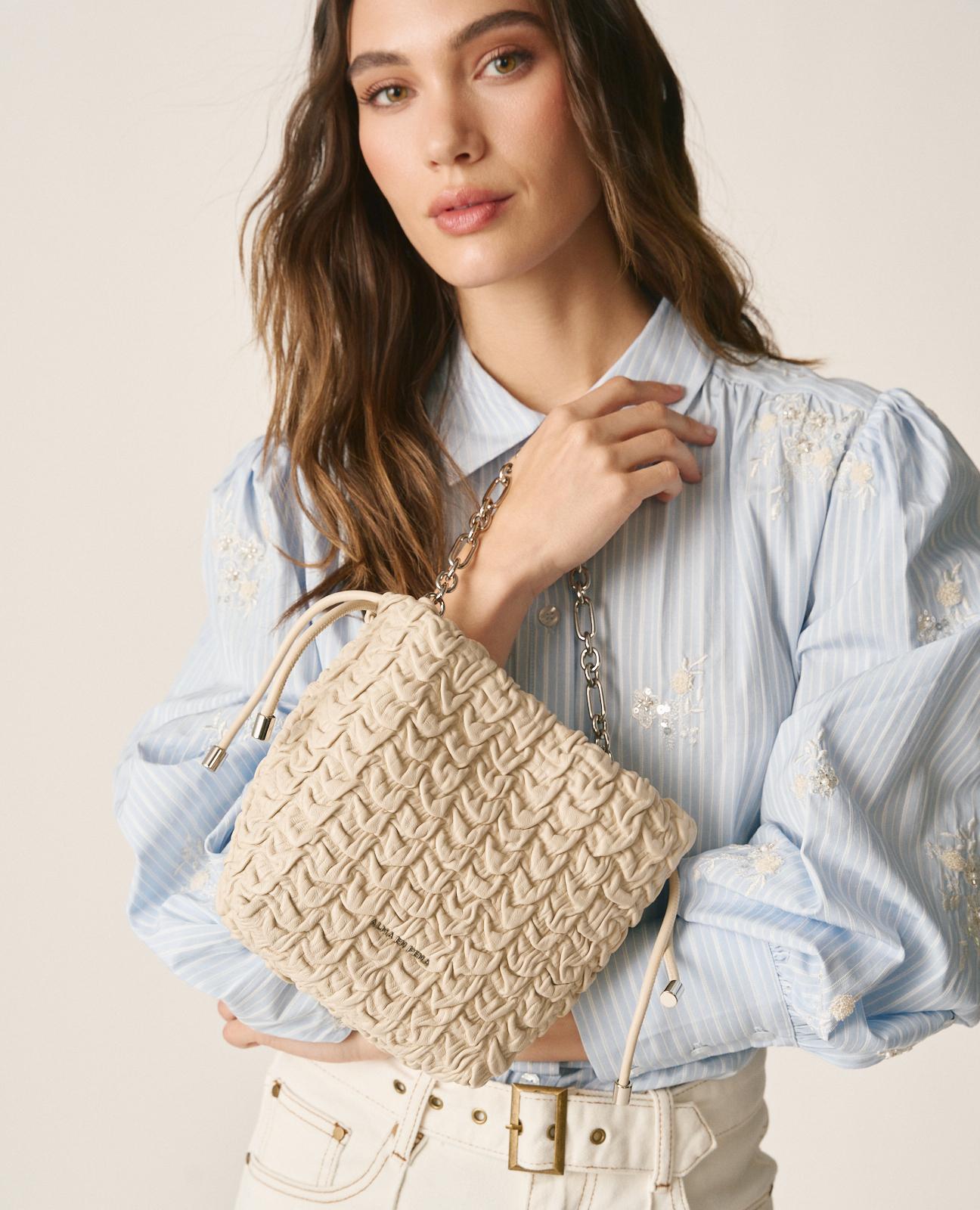 alma-en-pena-ledertasche-relief-beuteltasche-grau-crossbody image 3