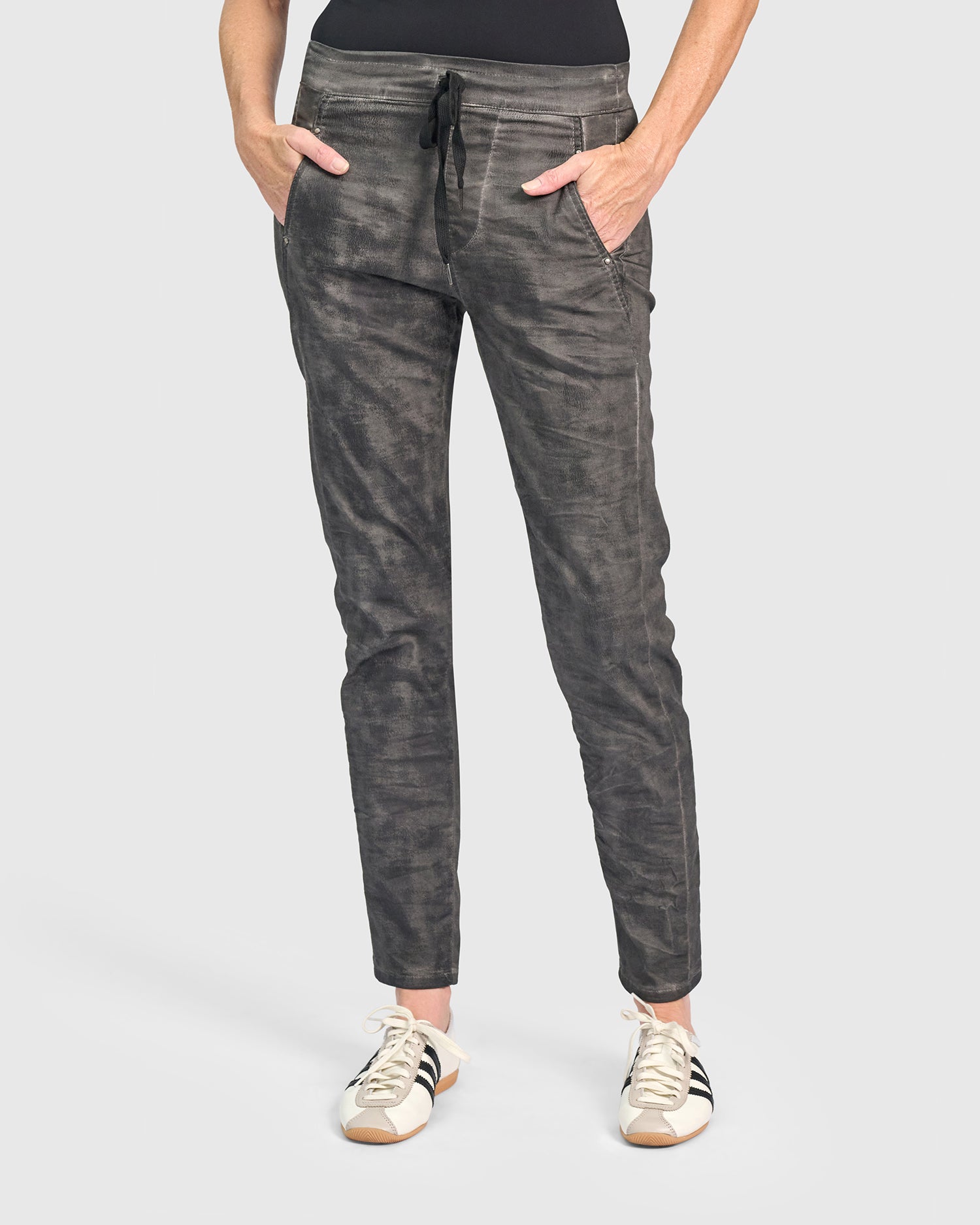 alembika-stone-wash-iconic-stretch-jeans-smoke-slim-straight image 6