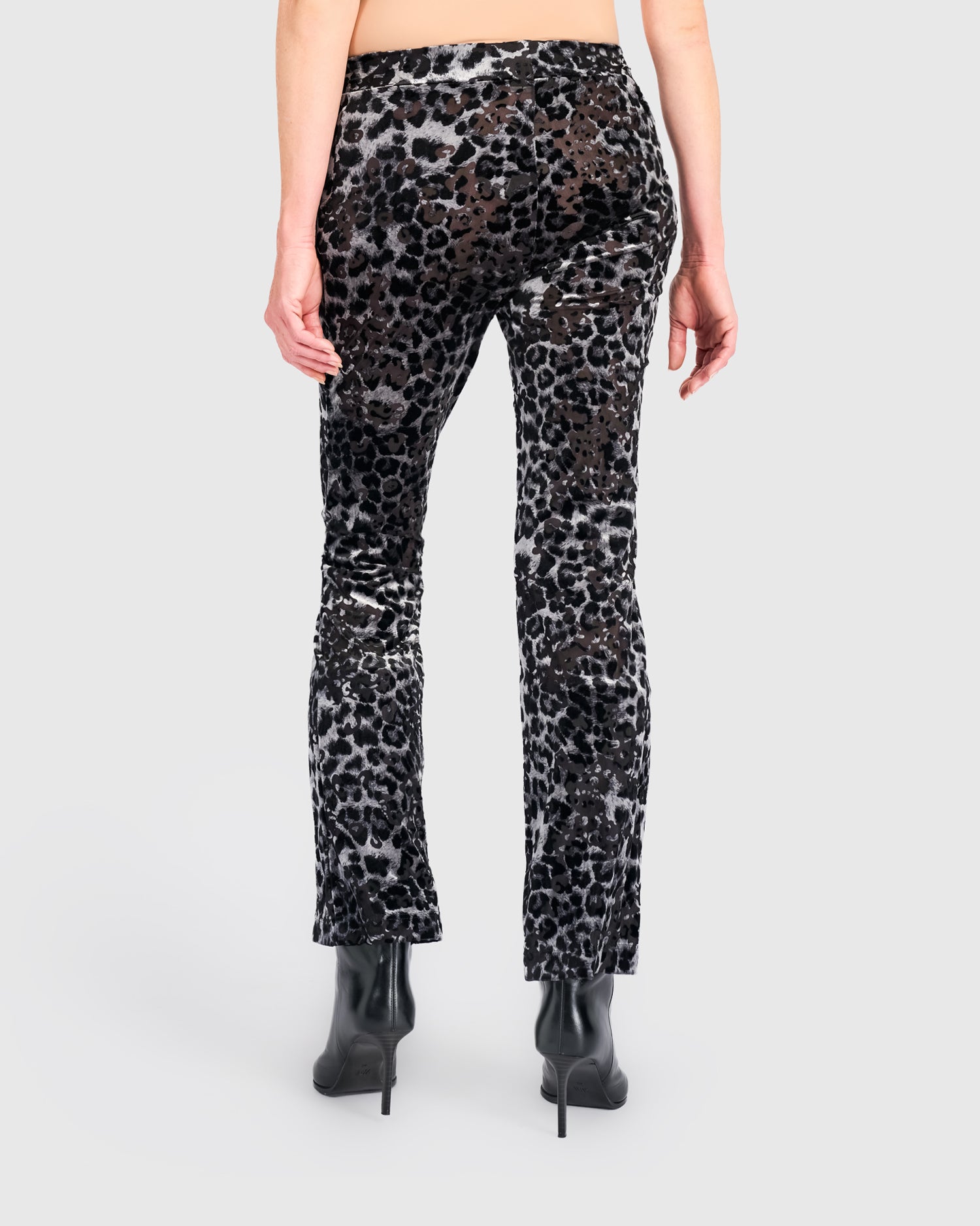 alembika-whisker-kick-flare-pants-pewter-leopard-damen-hose image 4