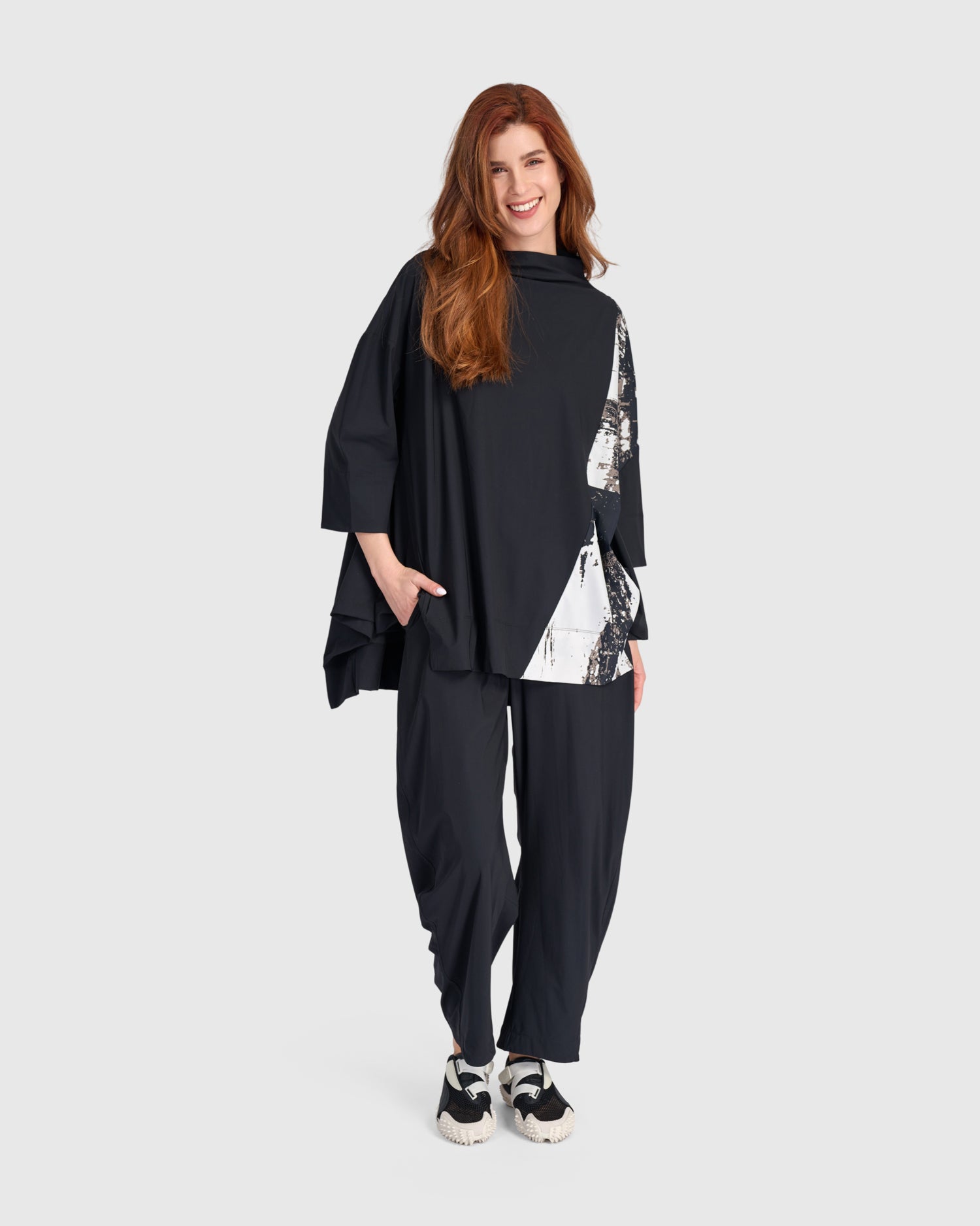 alembika-tekbika-oversized-trapeze-top-tunika-black-graphic image 7