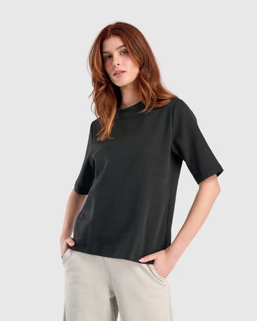 alembika-urban-staple-elevated-tee-black-tailliertes-t-shirt image 3
