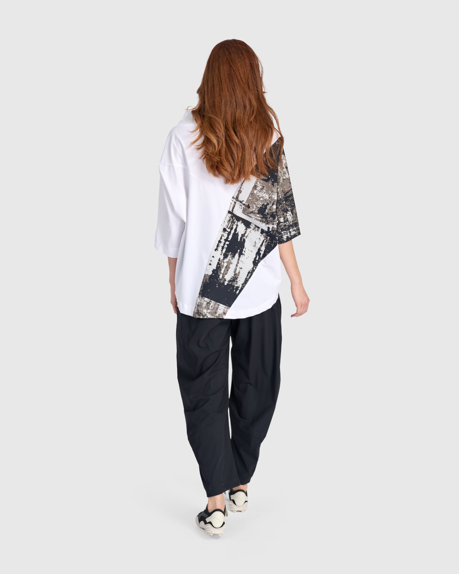 alembika-tekbika-funnel-pullover-top-white-graphic-damen image 3